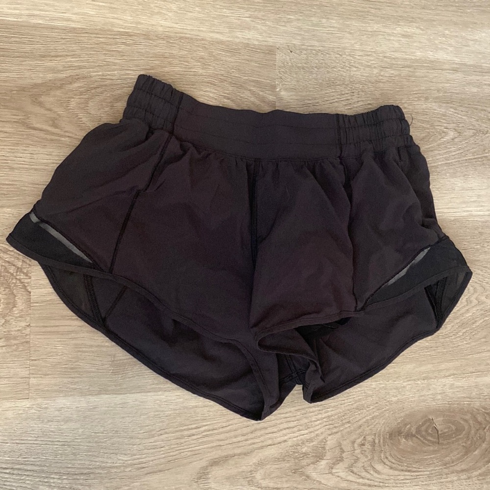 Lulu lemon Hotty hot low rise lined shorts womens size 8 2.5inch inseam